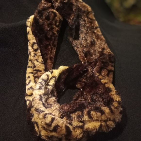 Infinity Looped Leopard Print Scarf. - Picture 2 of 3